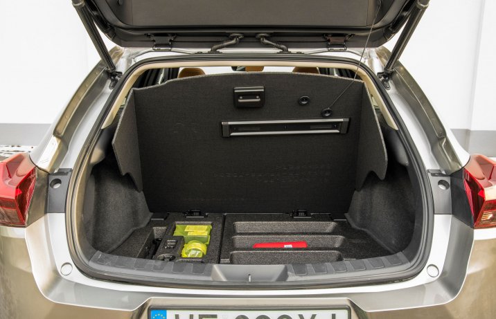 Lexus UX 300e - podłoga bagażnika
