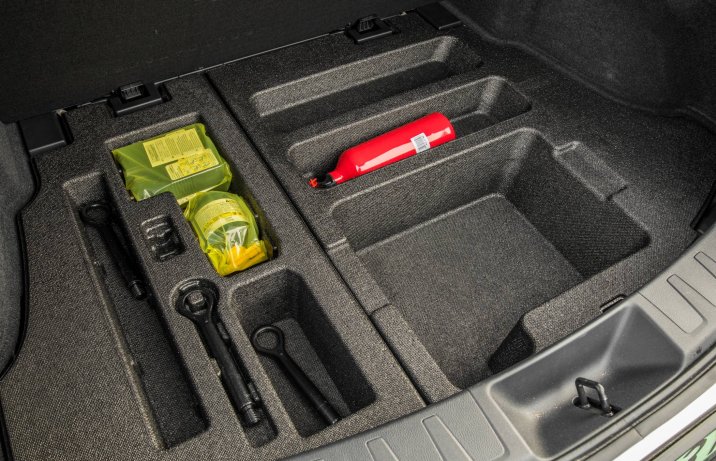 Lexus UX 300e - schowek pod dnem bagażnika