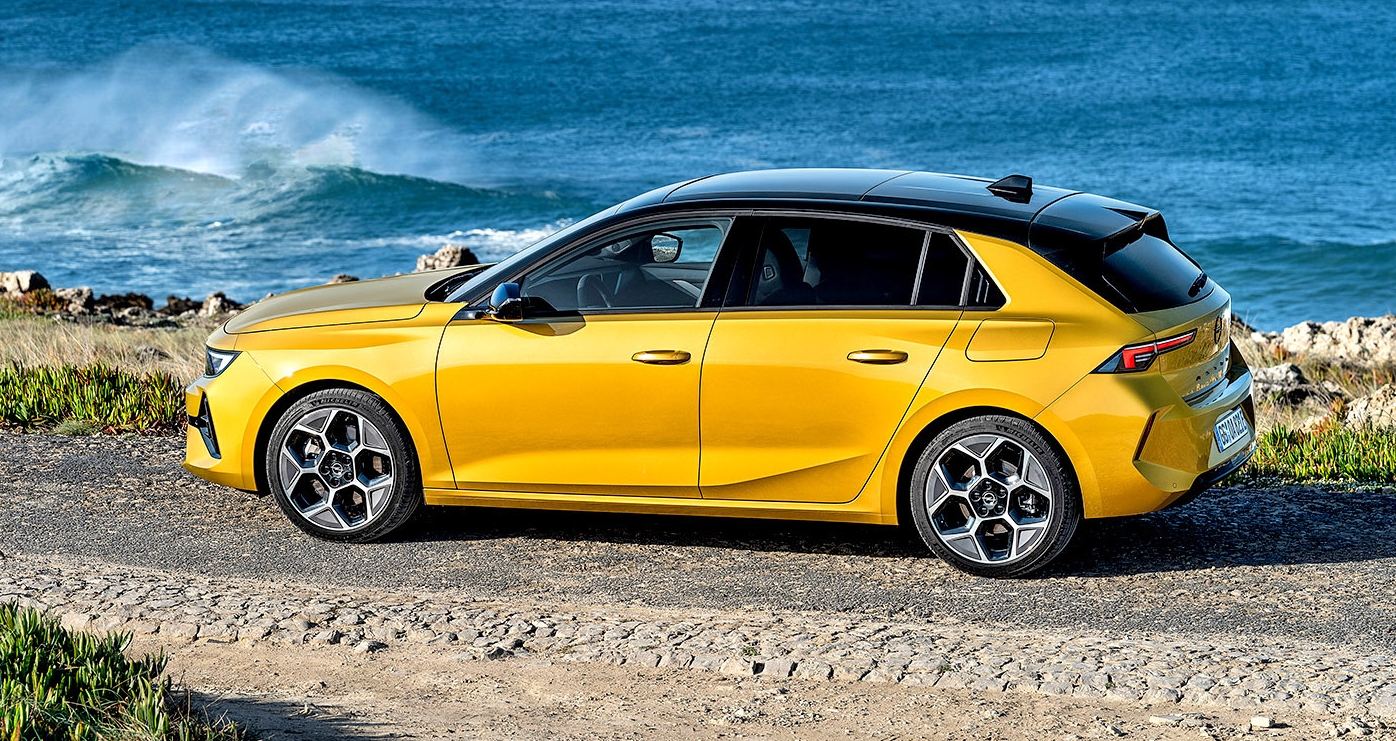 Nowy Opel Astra bok