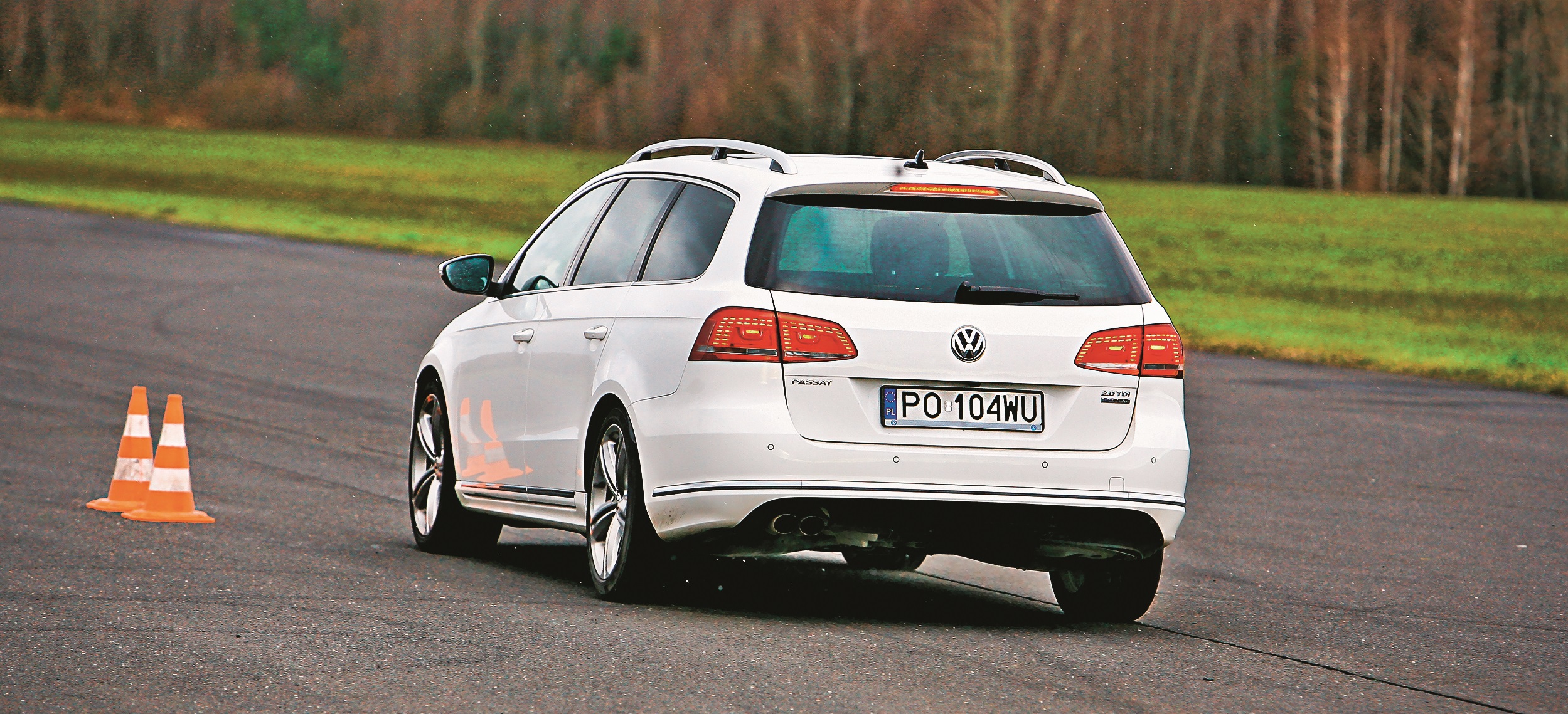 Auto na torze testowym