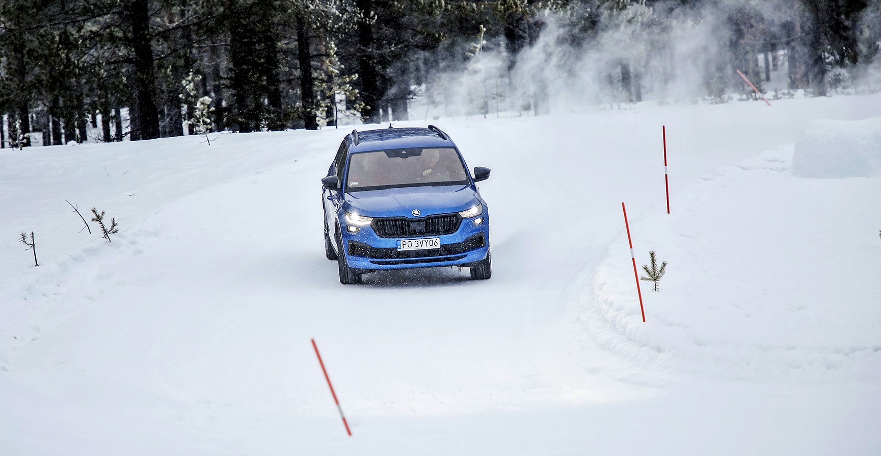 auto_na_zimowym_torze_testowym_jazda