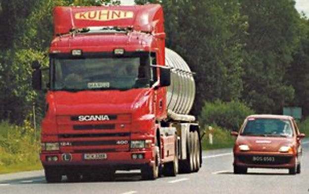 Fiat Seicento podczas wyprzdzania ciężarówki