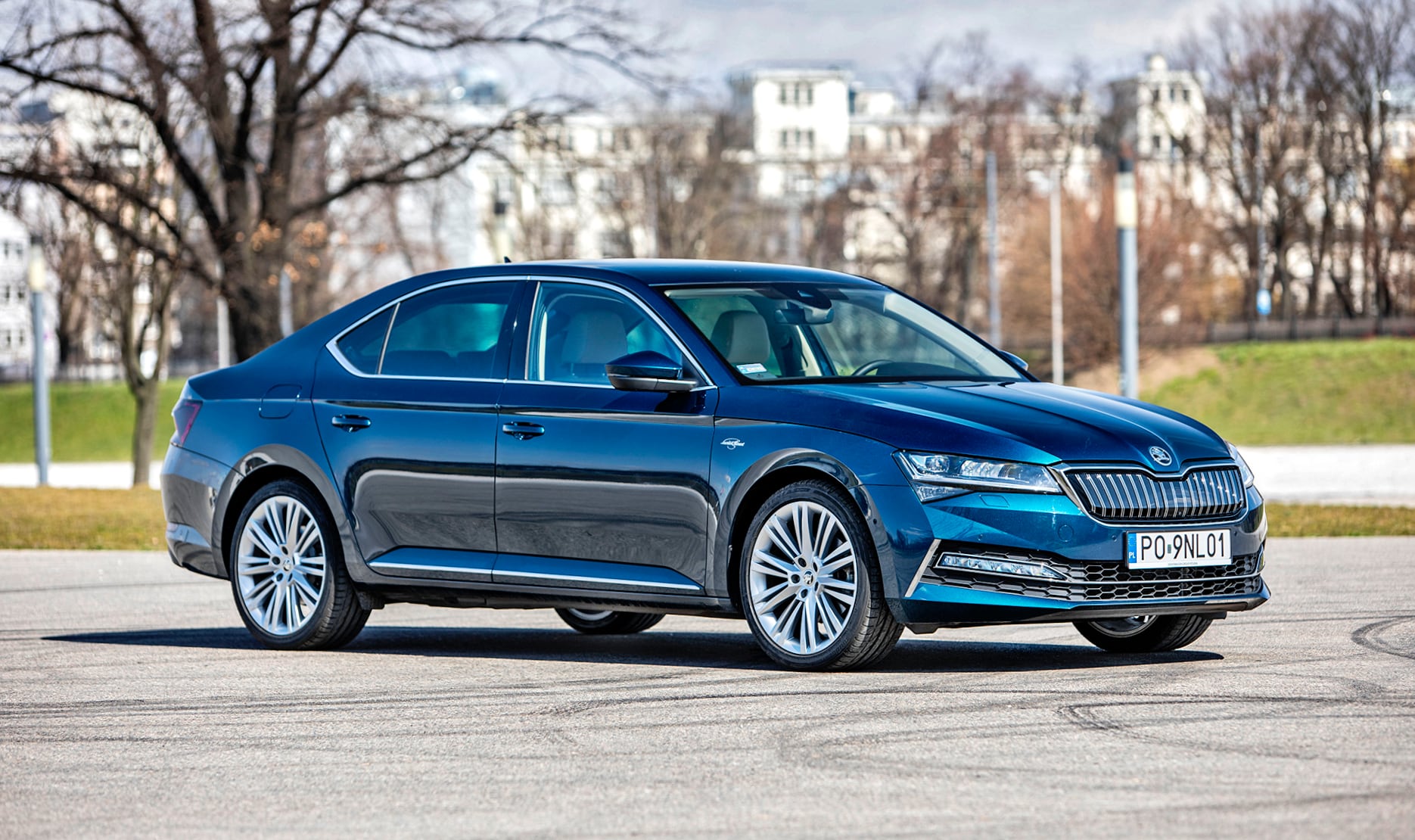 Skoda Superb przód i bok