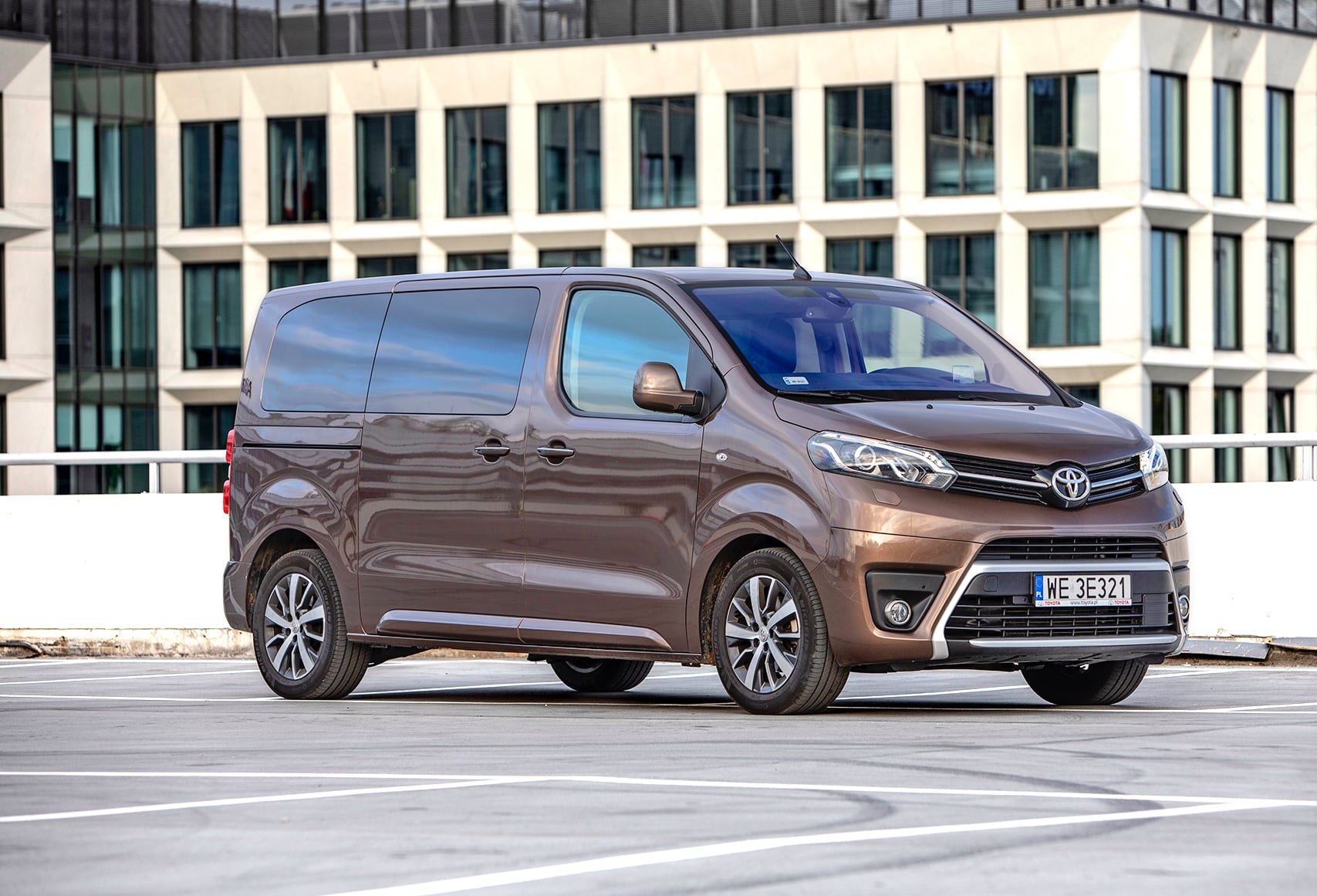 Toyota Proace przód i bok