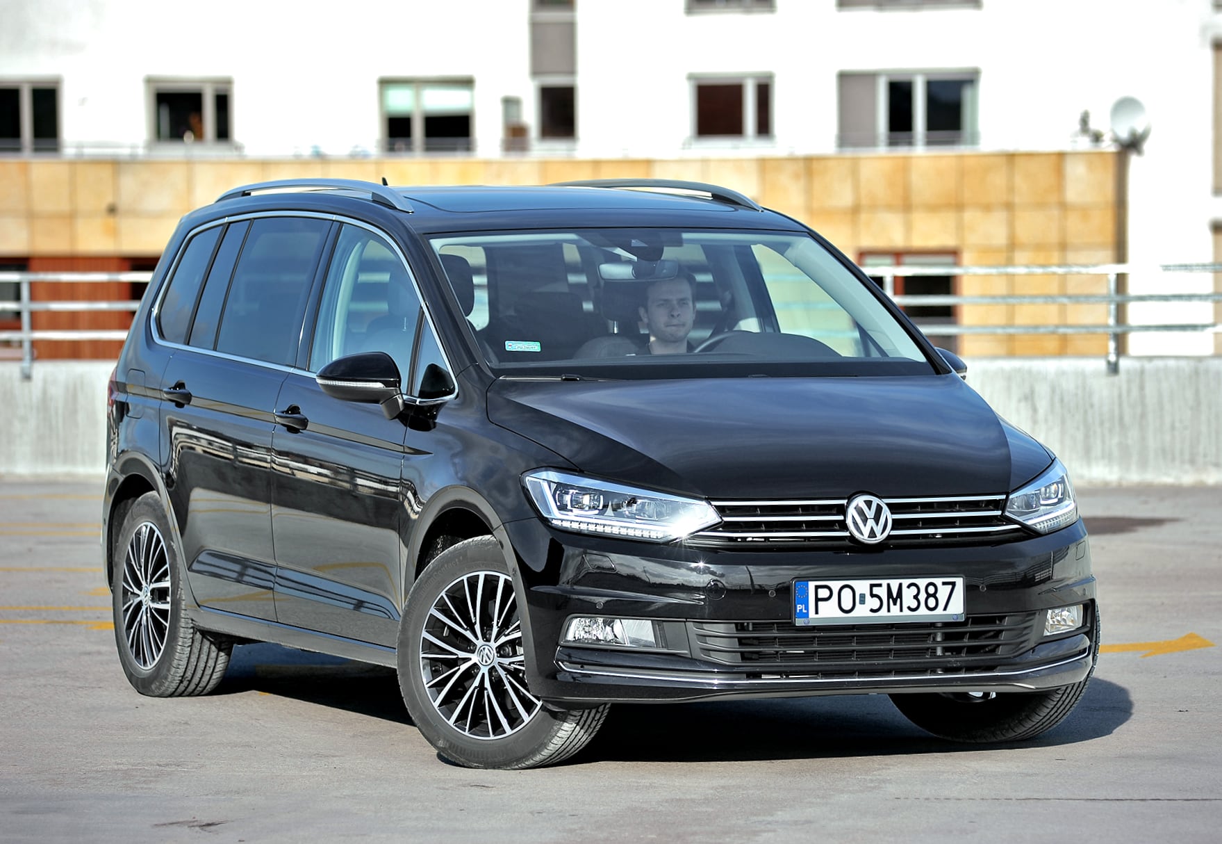 Volkswagen Touran przód i bok