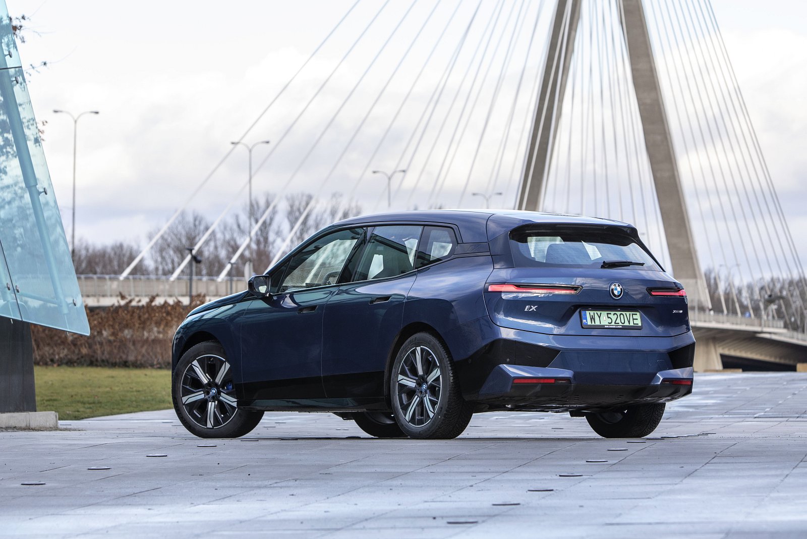 bmw iX xDrive40 test 2022 tył 01