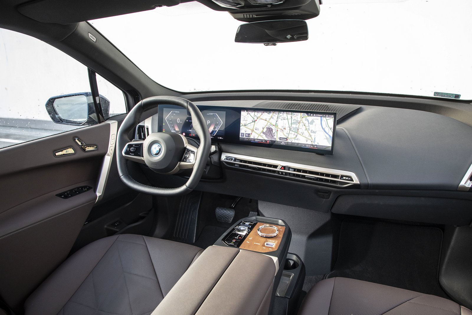 bmw iX xDrive40 test 2022 kokpit 01