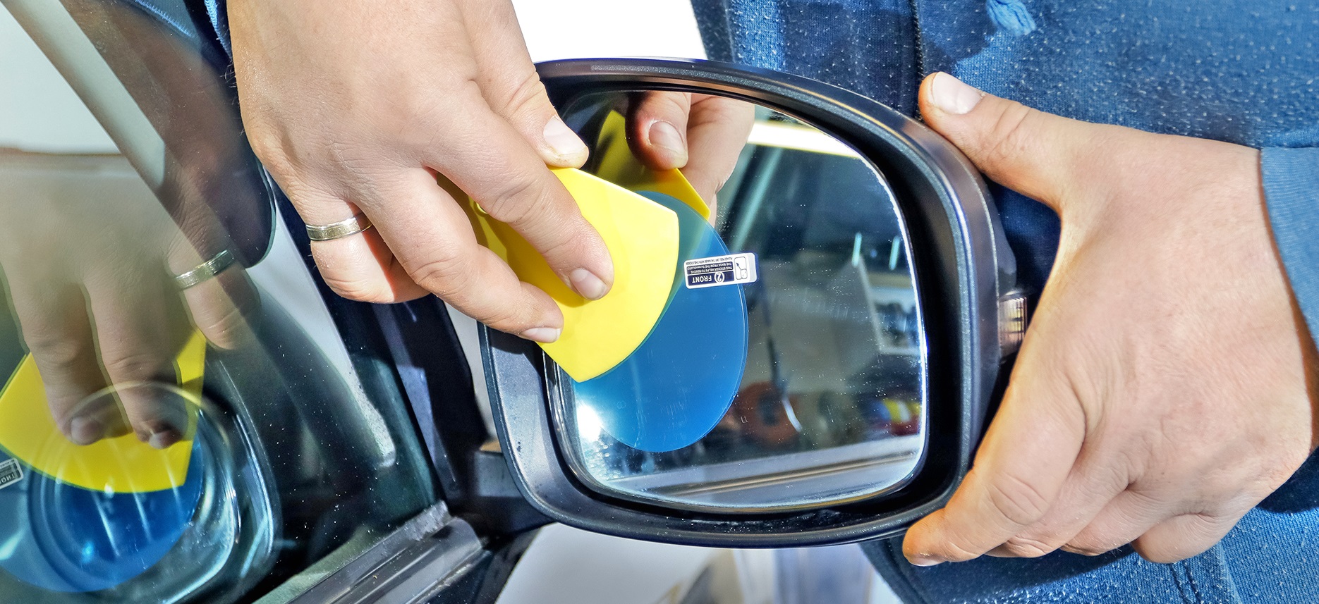 folia_na_lusterka_naklejanie