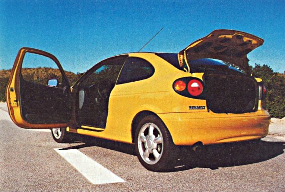 Renault Megane Coupe tył i bok z otwartymi drzwiami