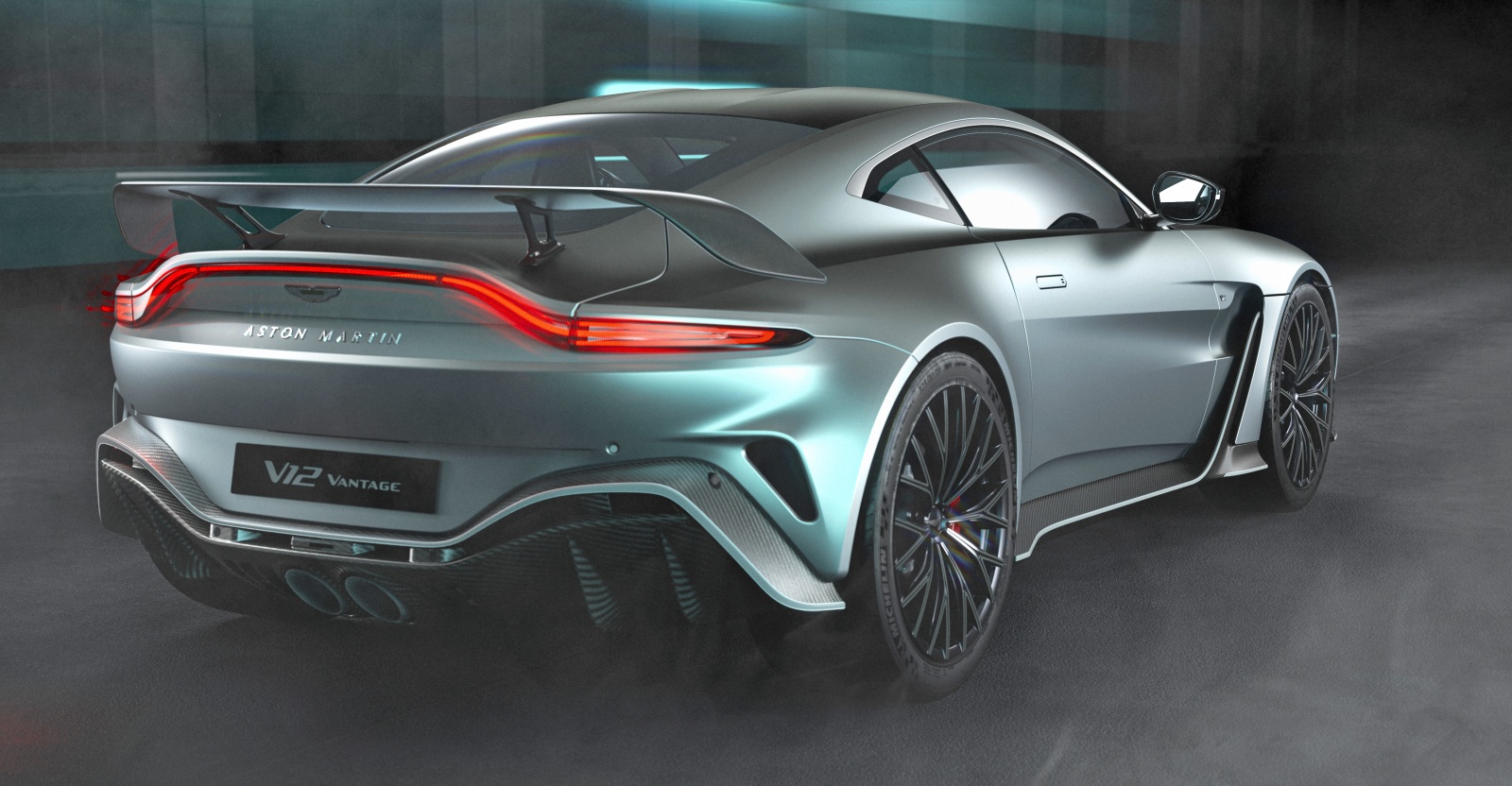 aston_martin_V12_vantage_tyl