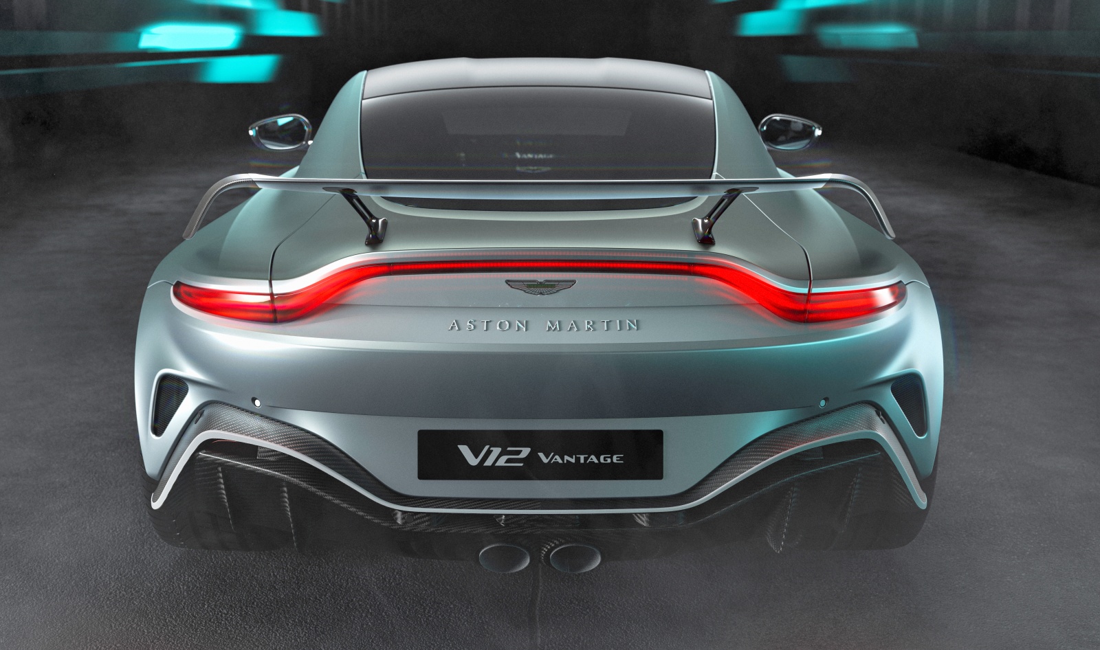 aston_martin_V12_vantage_tyl_1