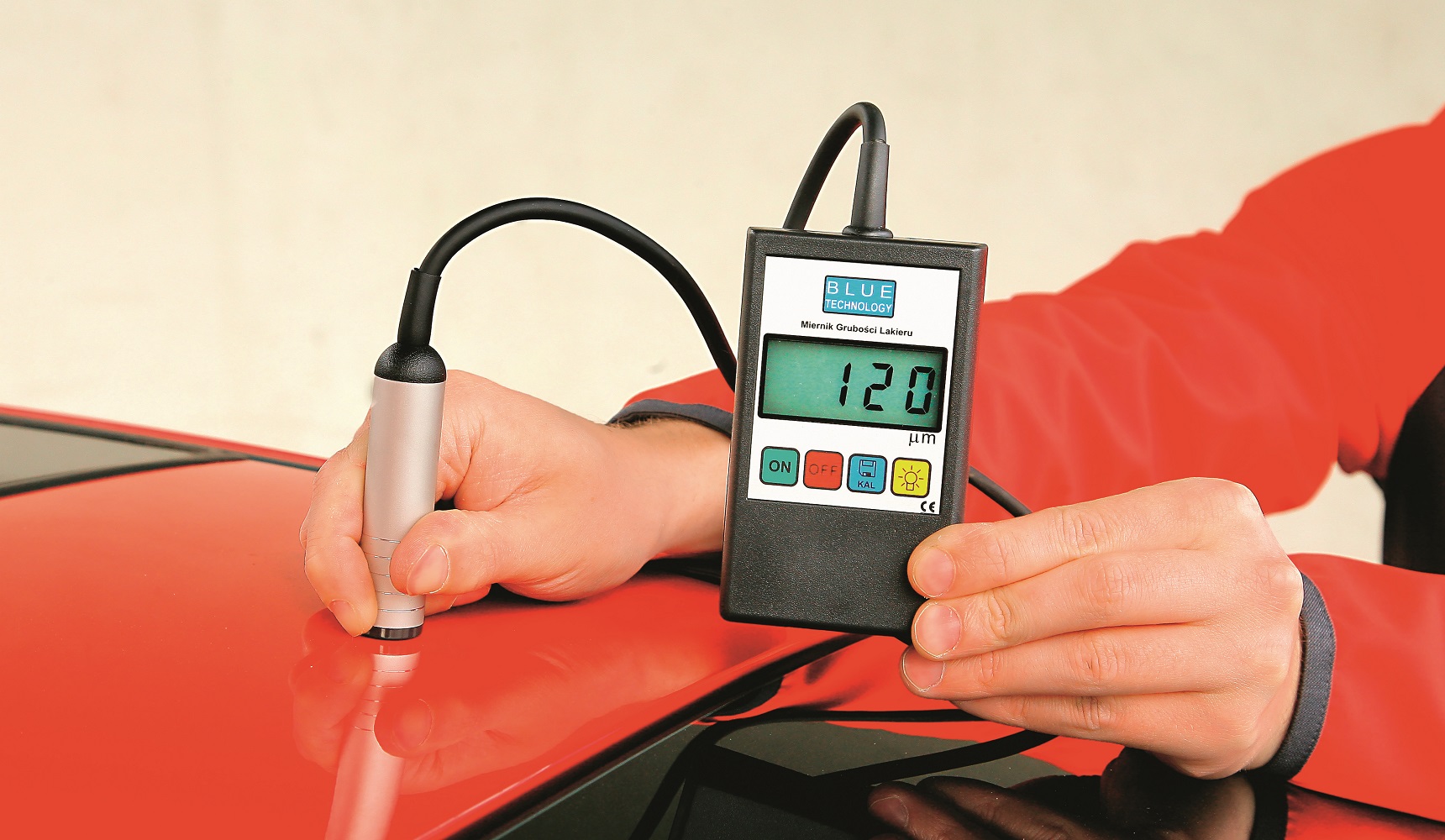 pomiar_grubosci_lakieru_dach