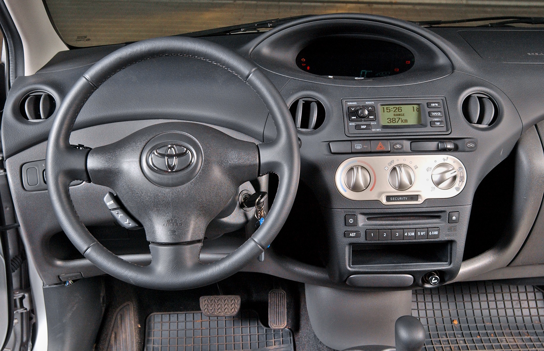 Toyota_Yaris_I_deska