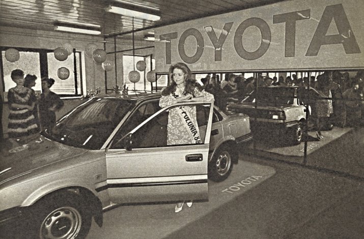 Miss Polonia 1988 z nagrodą – Toyotą Corollą