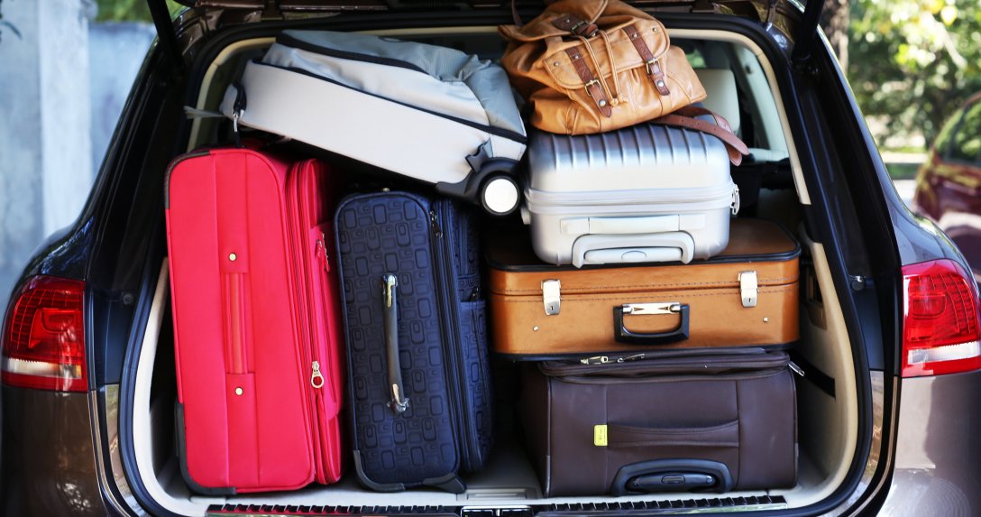 bagażnik auta wypełniony walizkami