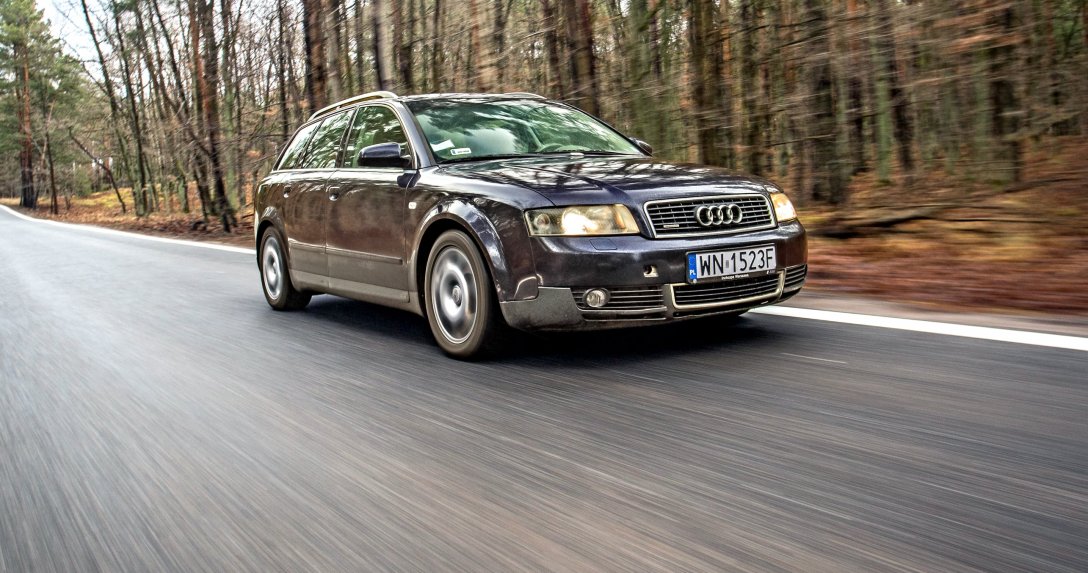 Audi A4 B6 Avant przód i bok w ruchu