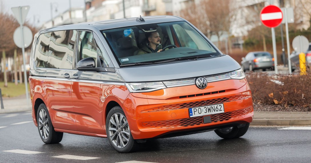 Volkswagen Multivan 1.4 e-Hybrid przód i bok
