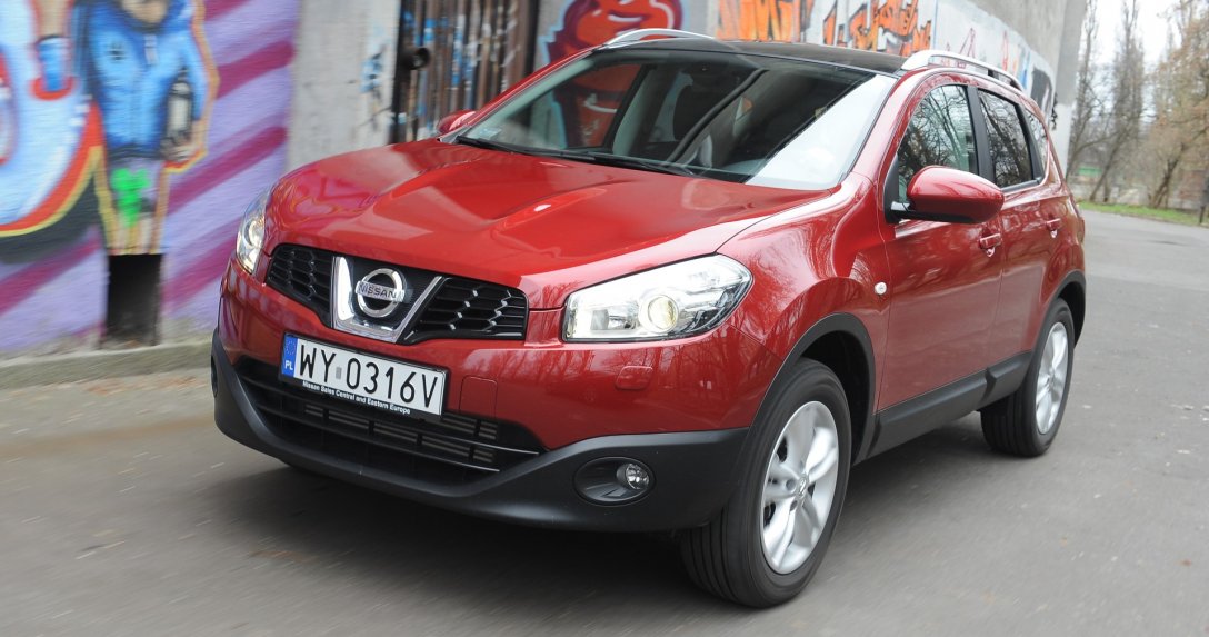 Nissan Qashqai przód i bok w ruchu