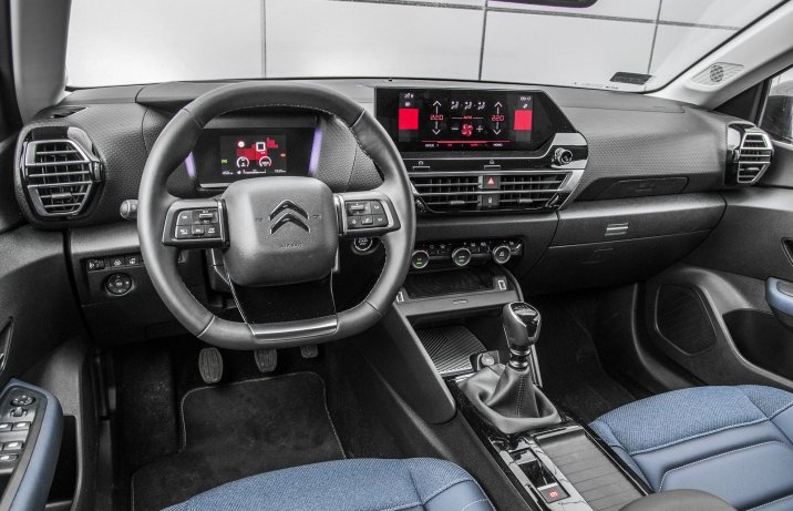 Citroen C4 1.2 PureTech 131 KM (2022) – deska rozdzielcza