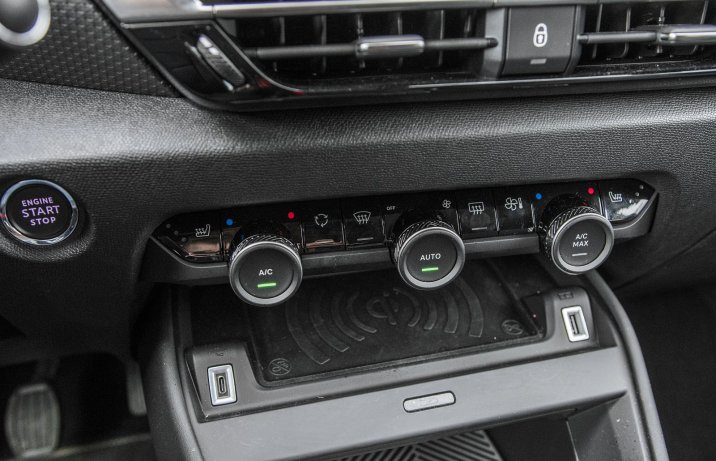 Citroen C4 1.2 PureTech 131 KM (2022) – ładowarka indukcyjna