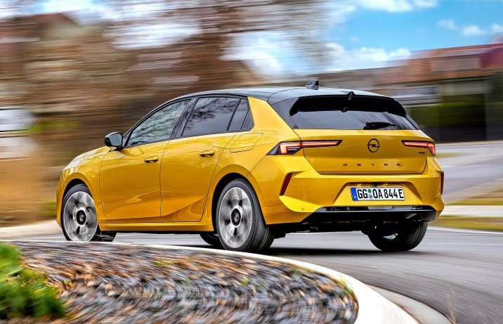 Nowy Opel Astra – tył i bok w zakręcie
