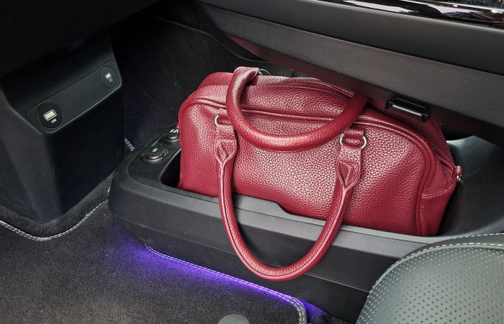 Kia EV6 - wnęka pod konsolą