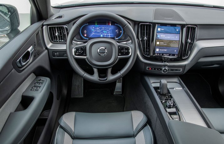 Volvo XC60 B4 benzyna - kokpit