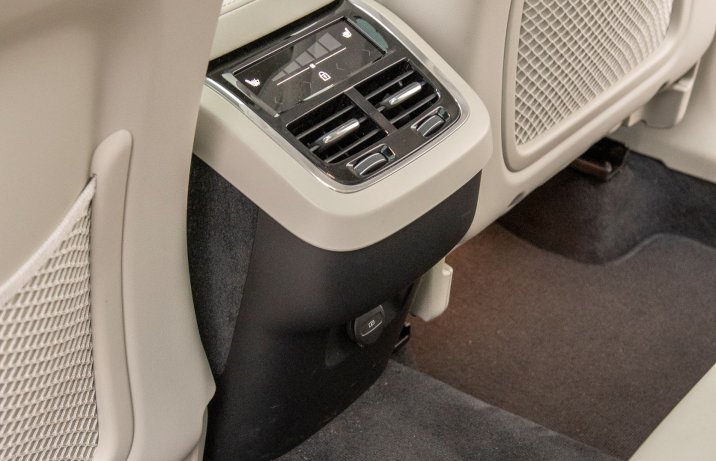 Volvo XC60 B4 diesel - konsola