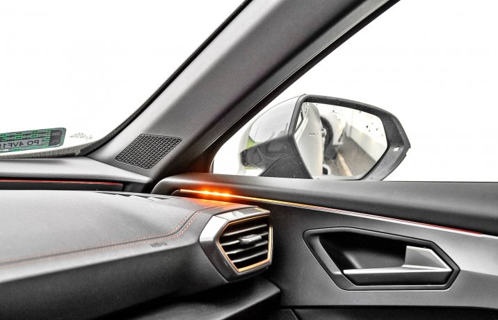 Cupra Formentor VZ 1.4 e-Hybrid 245 DSG – ostrzeganie o aucie w martwym polu lusterka