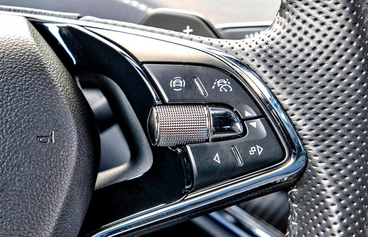 Skoda Enyaq iV sterowanie na kierownicy