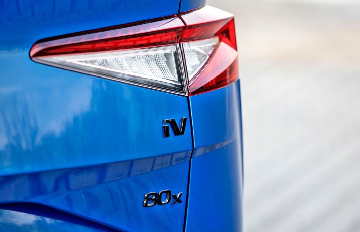 Skoda Enyaq iV oznaczenia na klapie