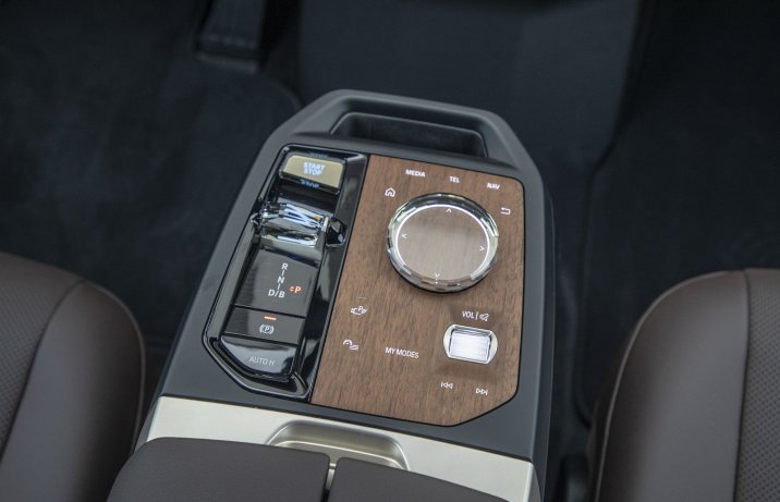 BMW iX xDrive40 – kontroler