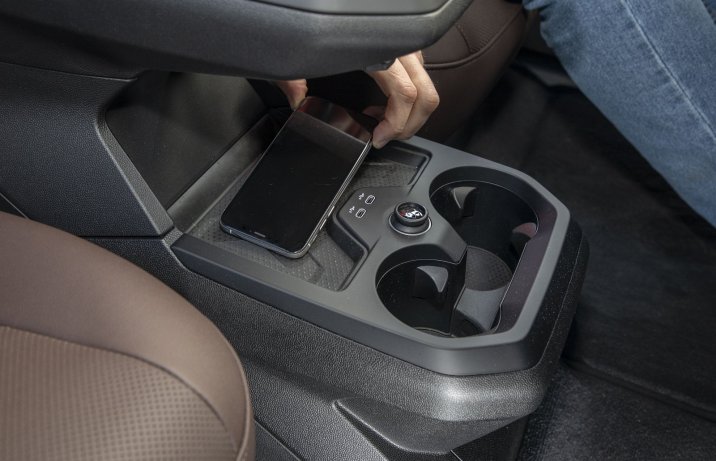 BMW iX xDrive40 – ładowarka indukcyjna