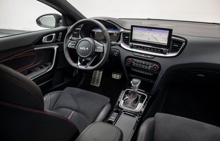Kia ProCeed - kokpit