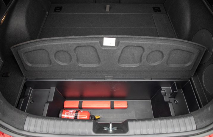 Kia ProCeed - schowki pod bagaznikiem