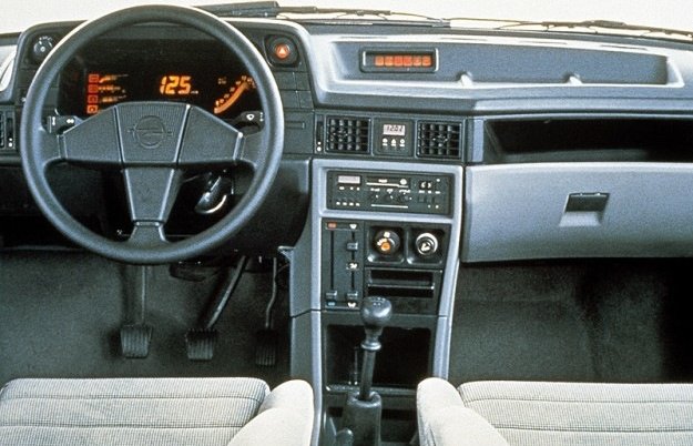 Opel Kadett GSi – deska rozdzielcza