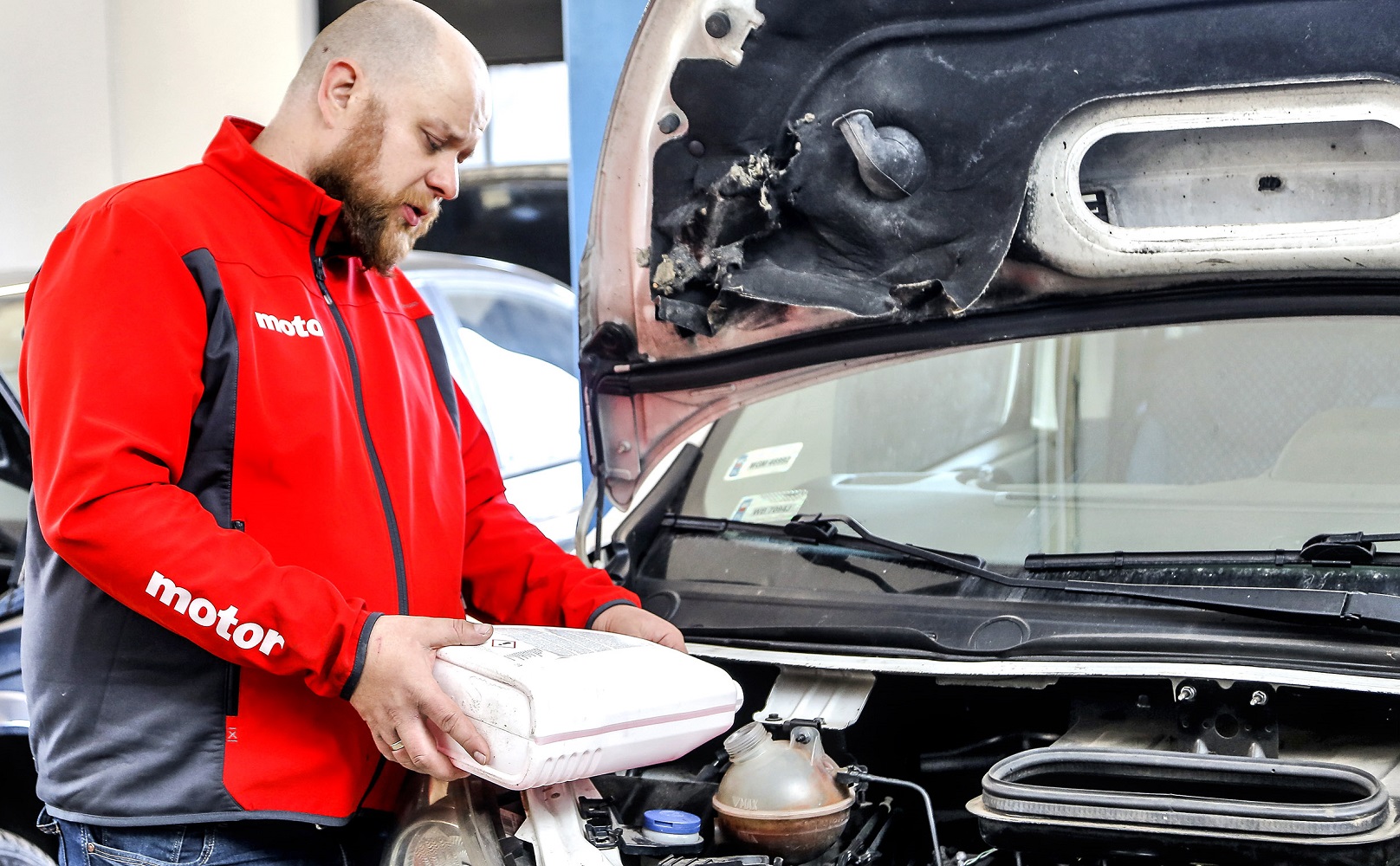 dolewanie_plynu_do_chlodnicy