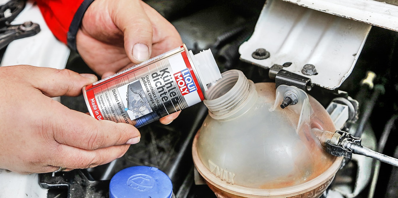 nalewanie_uszczelniacza_chlodnicy_zblizenie