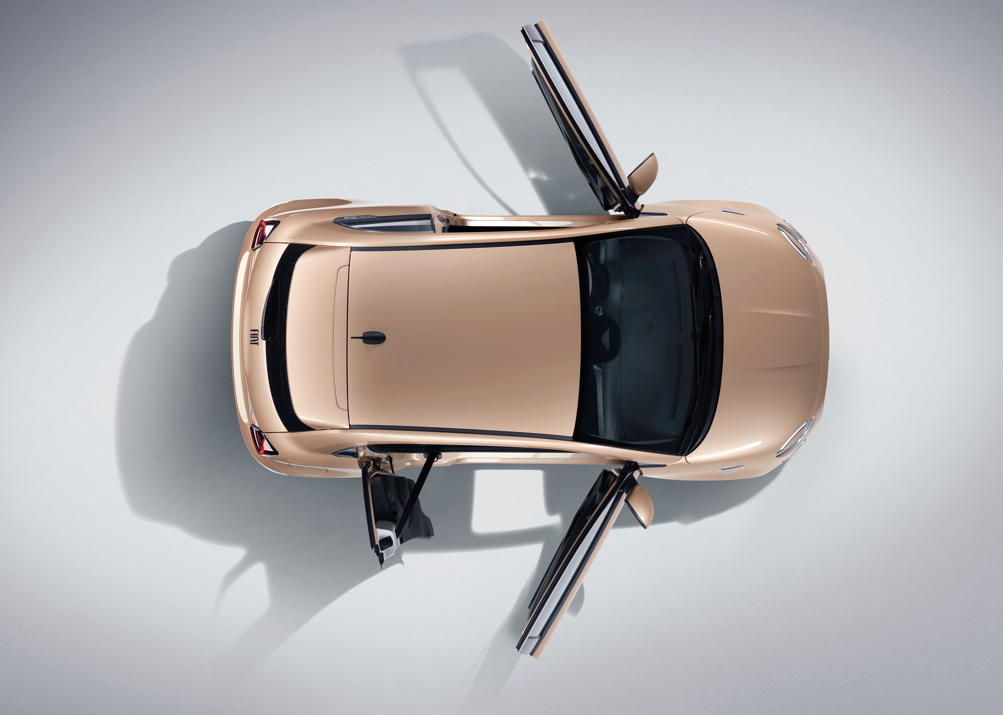 Nowy Fiat 500 3+1 z otwartymi drzwiami widok z góry