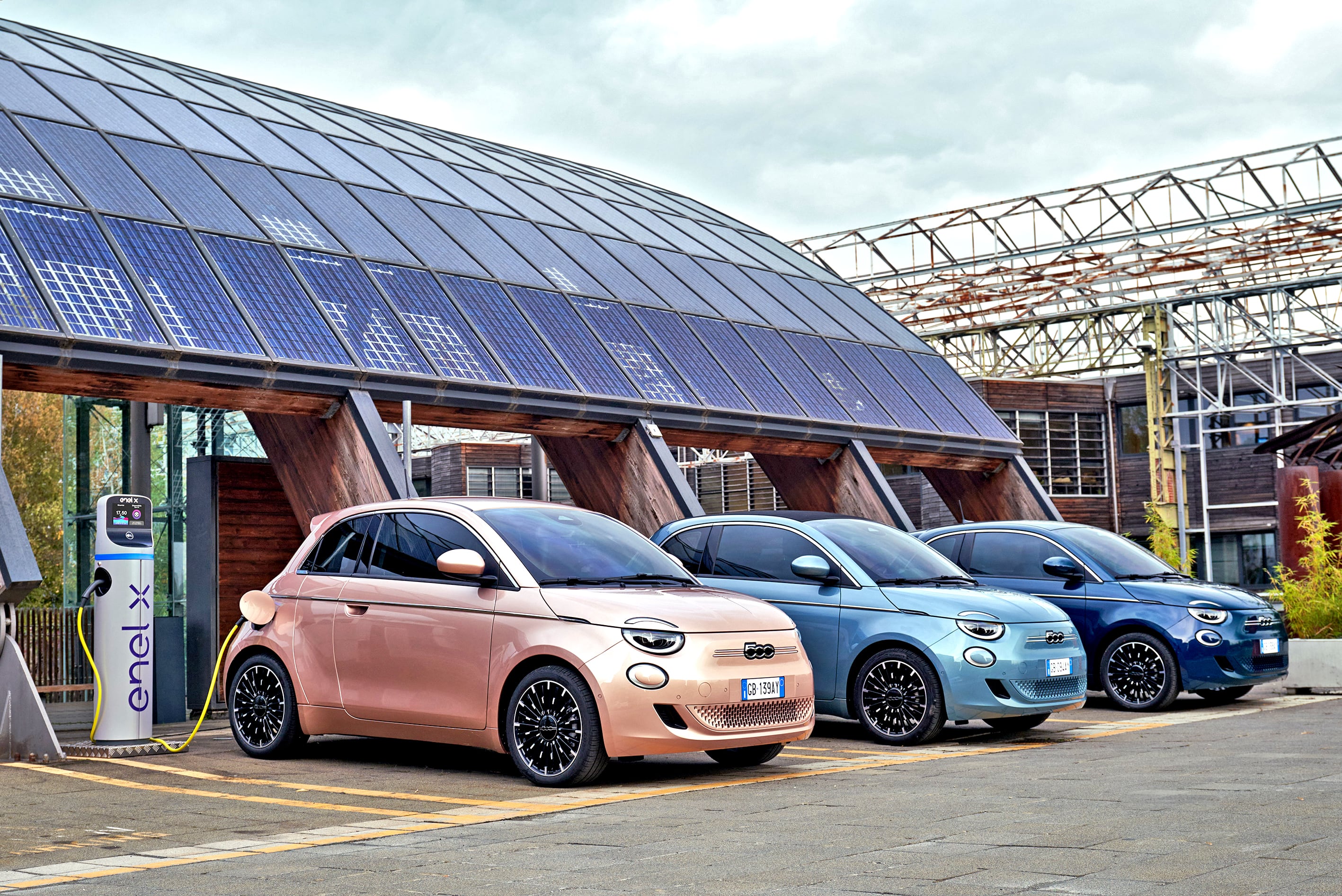 Trzy nowe Fiaty 500 na stacji ładowania