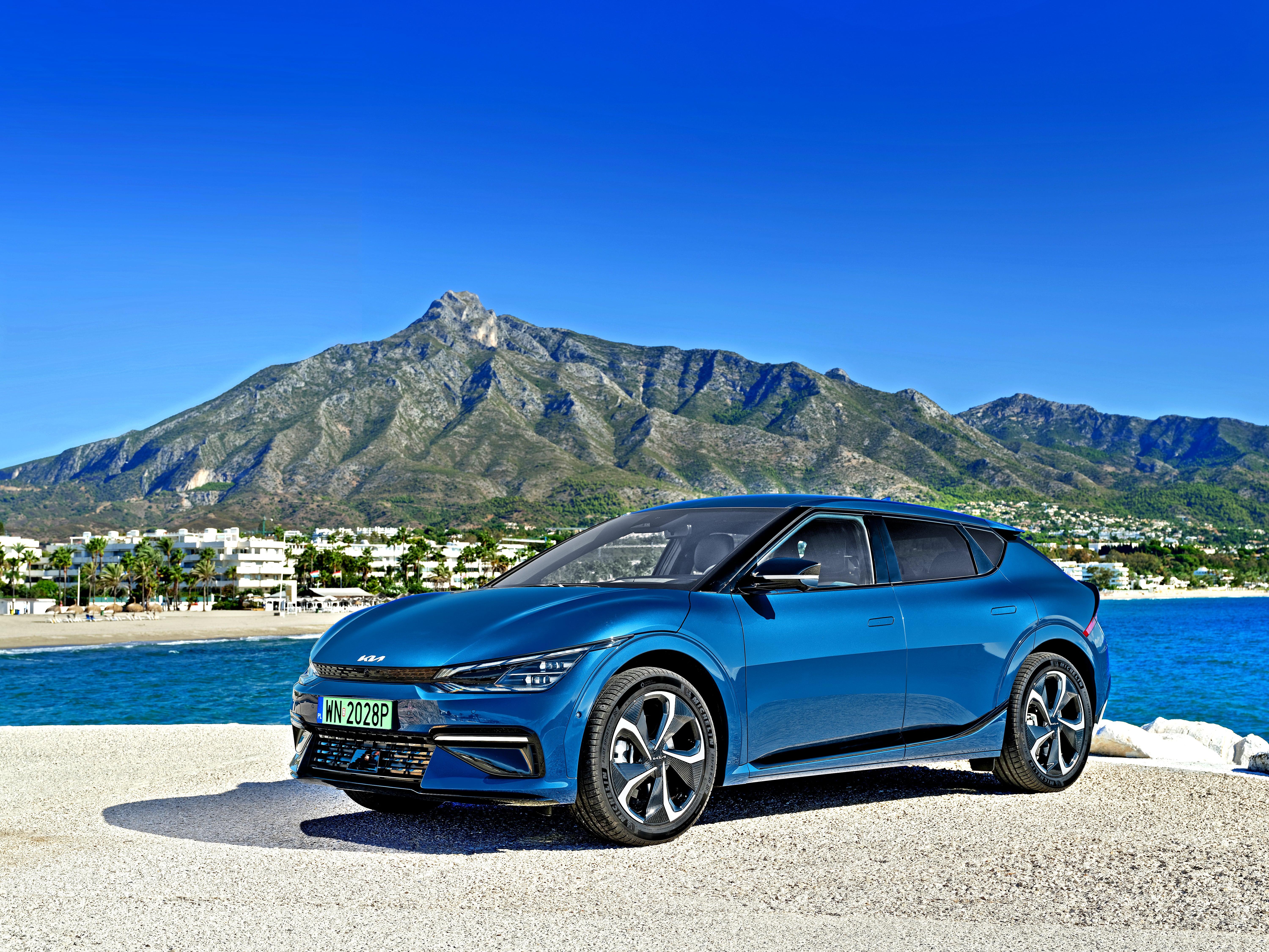 Kia EV6 zaparkowana na nabrzeżu bok i przód