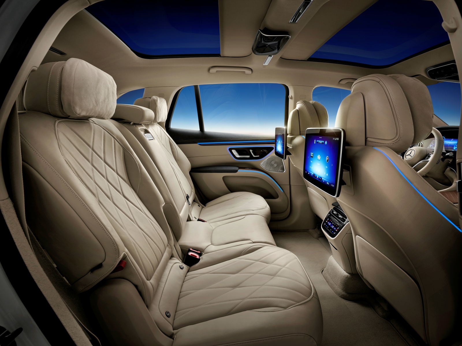 mercedes_eqs_SUV_kanapa