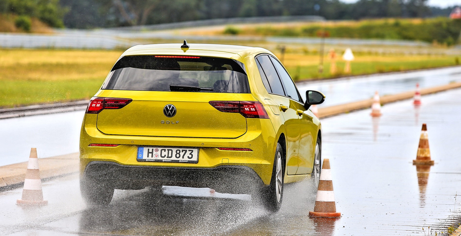 test_opon_hamowanie_na_mokrym