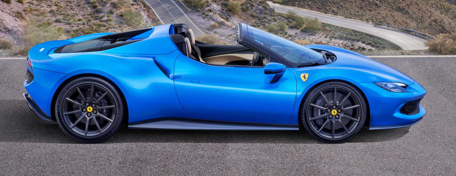 ferrari_296_gts_bok_1