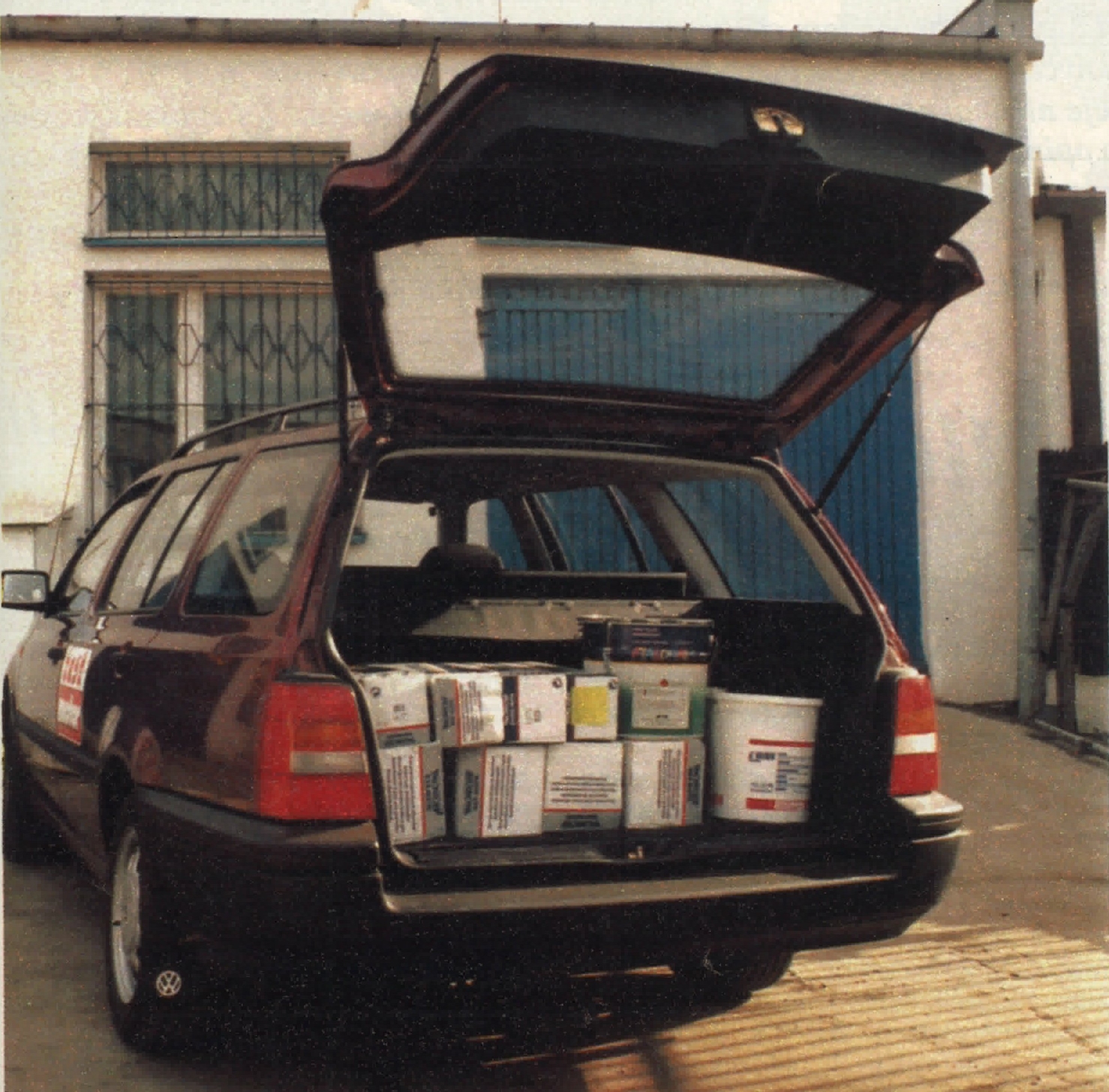 Volkswagen Golf Variant  tył z otwartym wypełnionym bagażnikiem