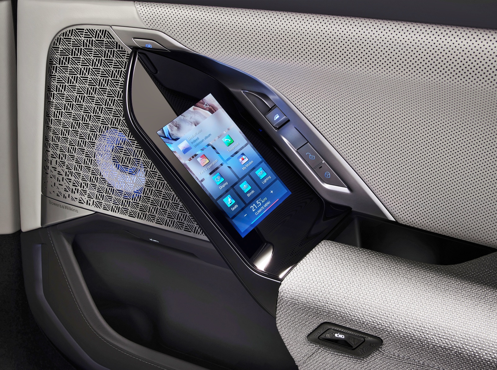 bmw_serii_7_ekrany_na_drzwiach