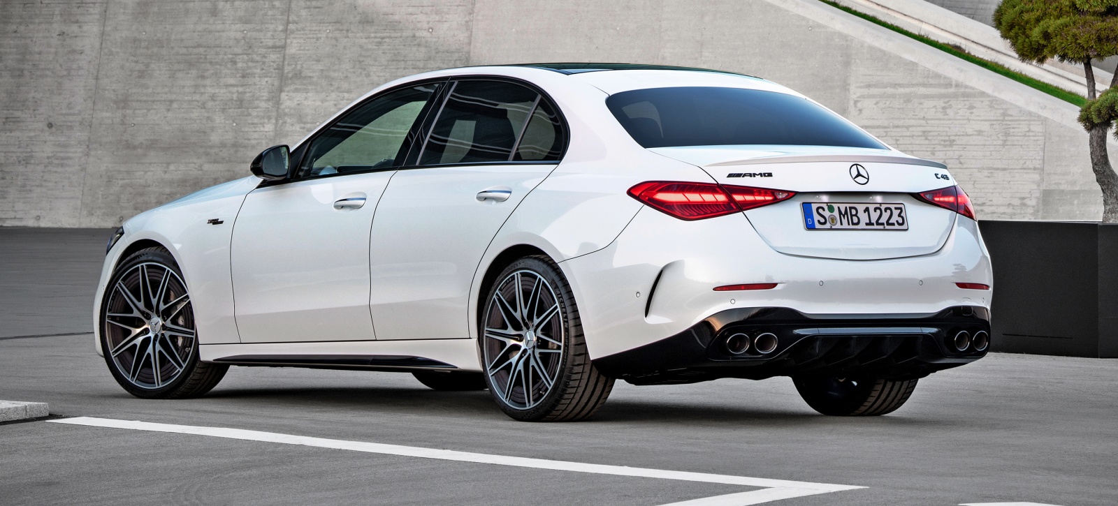 mercedes_amg_c43_tyl