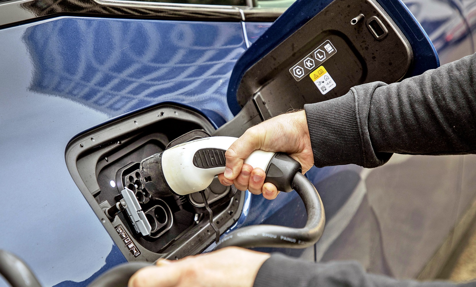 ladowanie auta elektrycznego