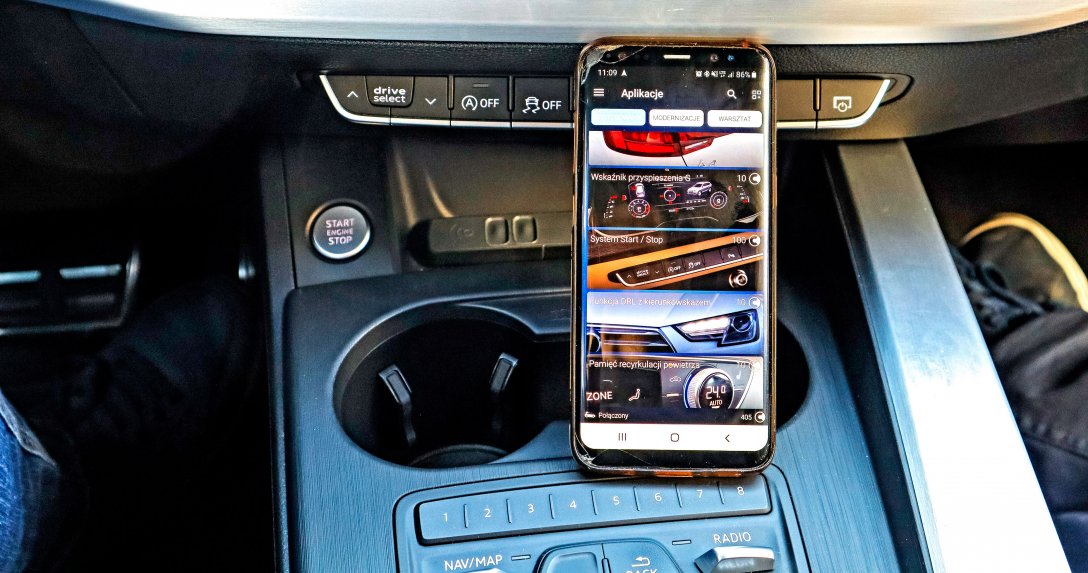 smartfon w aucie i aplikacja OBDeleven