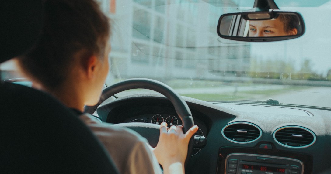 kobieta za kierownicą – widok z kabiny auta